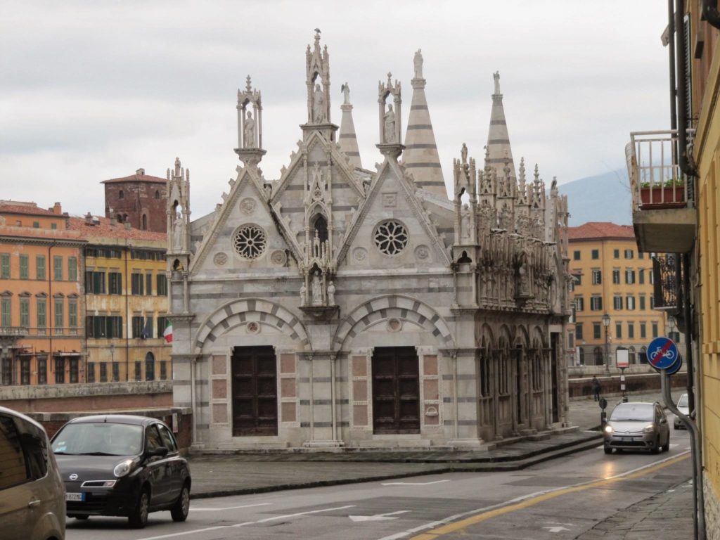 Seeing this miniature-like building on the way to the Torre (tower).