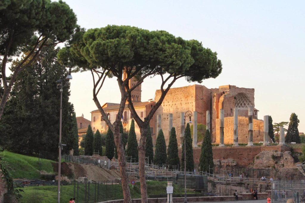 Foro Romano (Roman Forum) in the neighboring area.